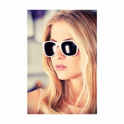 Modische Sonnenbrille getragen