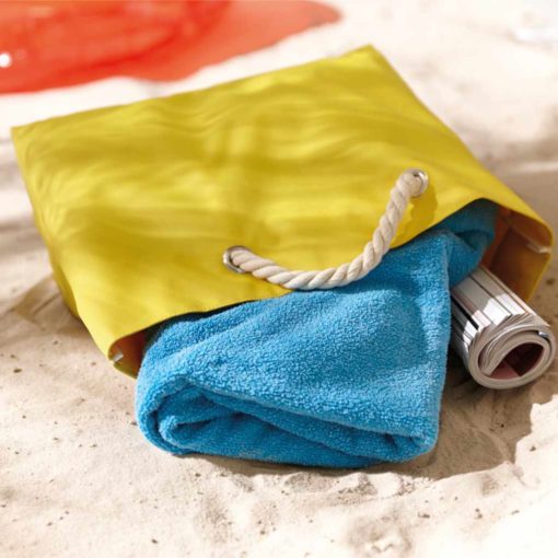 Bunte Strandtasche mit Kordel am Strand