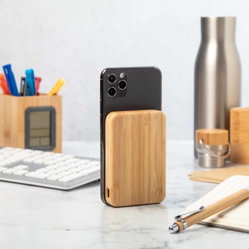 Bambus Wireless Powerbank Look Inside in Anwendung