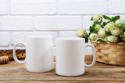 Tassen, Becher und Gläser